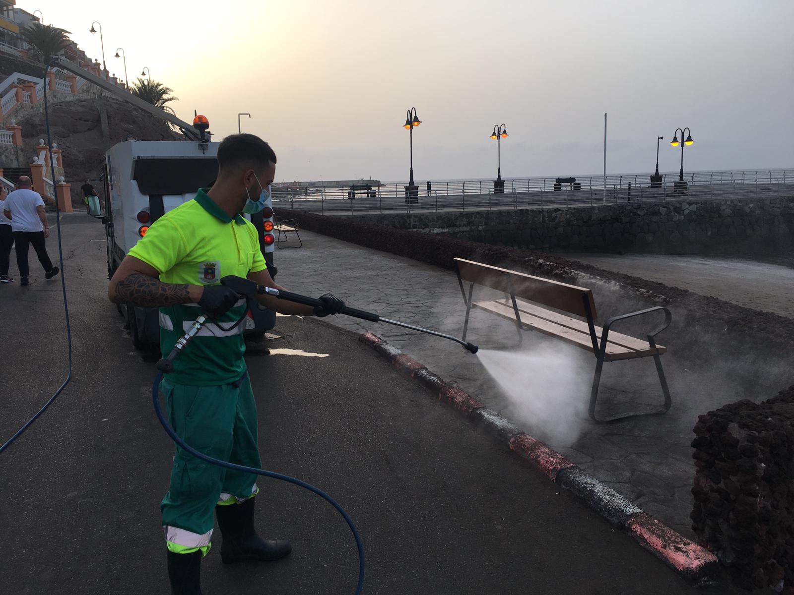 Los operarios del servicio de Limpieza retiran un vertido de en La Garita Los operarios del servicio de Limpieza retiran un vertido de en La Garita