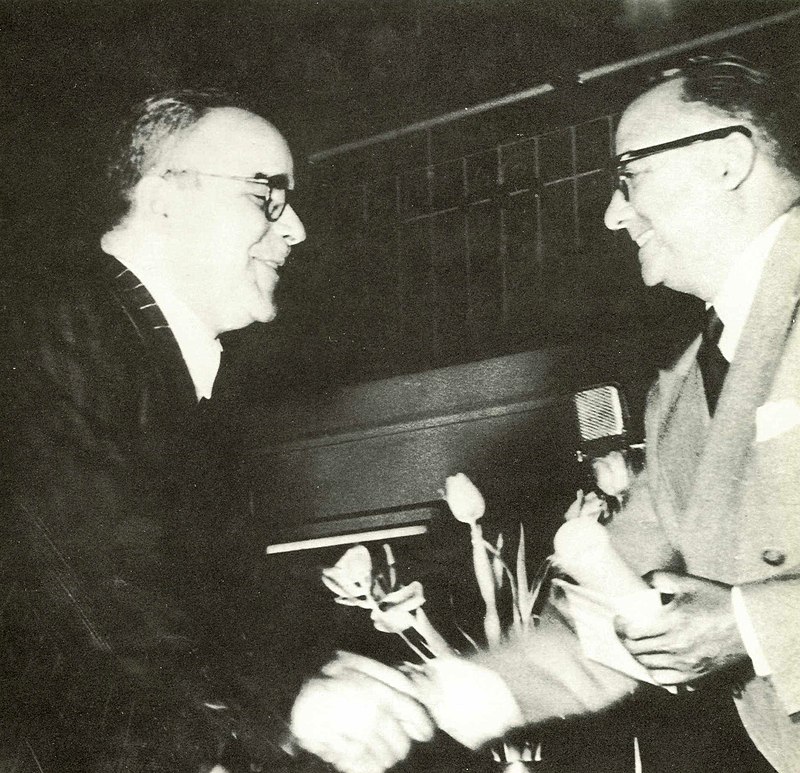 1947. MBI recibe el Premio Nacional de Literatura de manos de Rómulo Betancourt