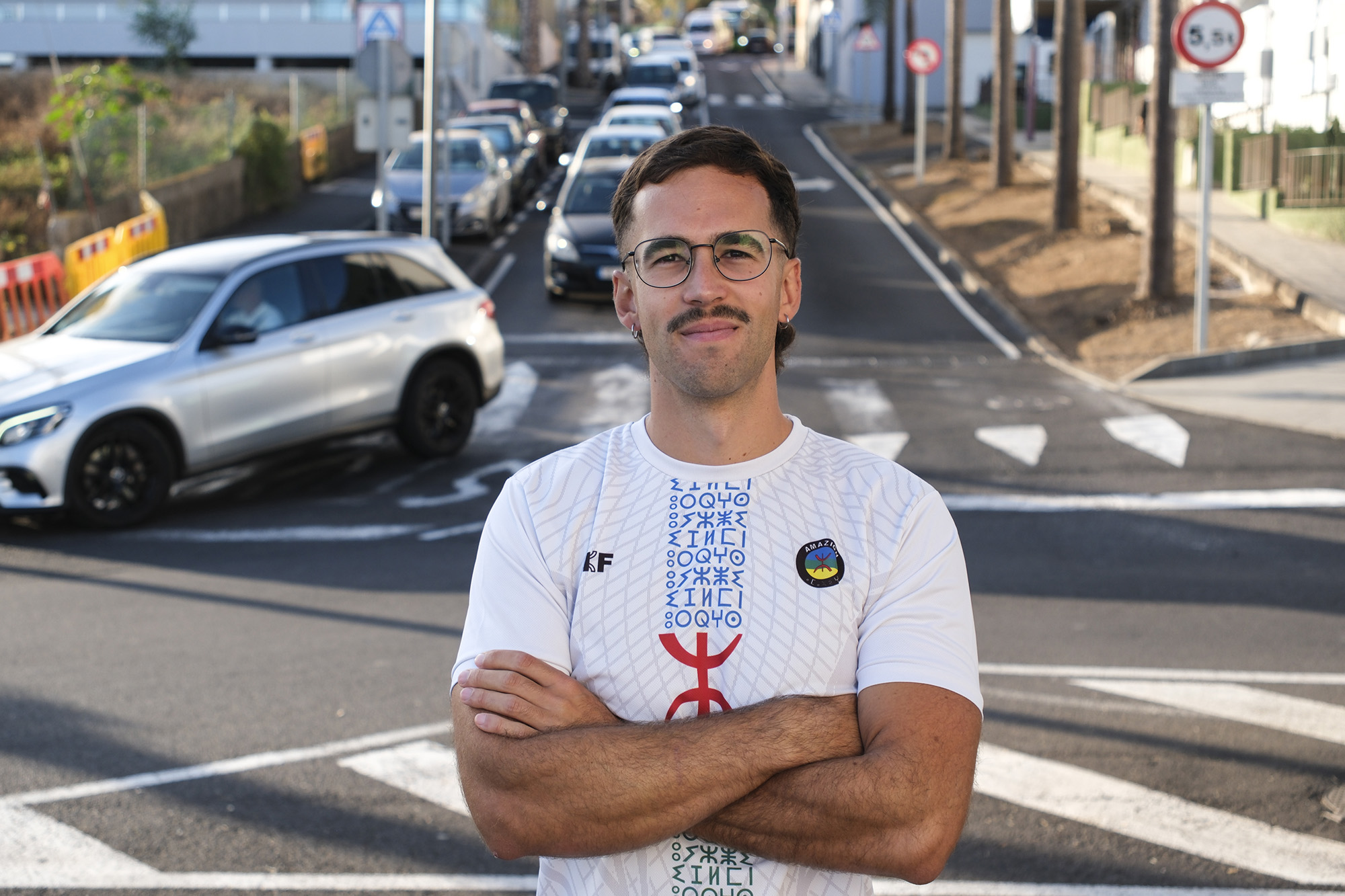 Javier Álvarez, integrante de Drago Canarias en Los Realejos, en una de las vías del municipio afectadas por los atascos.//Cedida