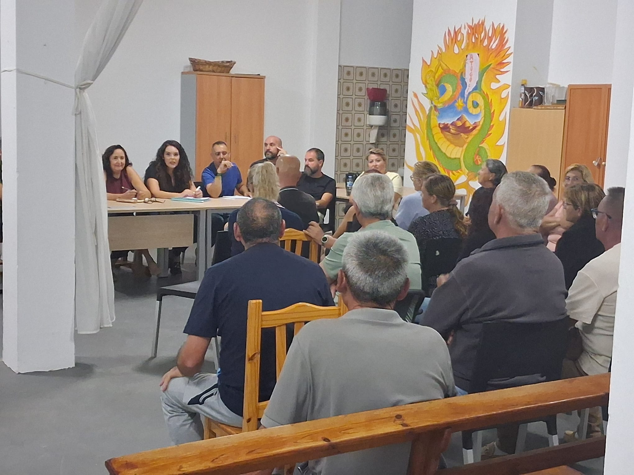 La reunión de Jennifer Miranda con los vecinos de Atogo.//Cedida