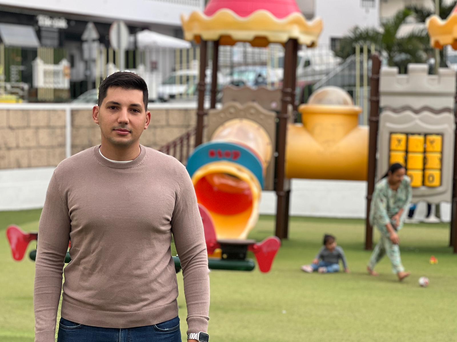 Portavoz de CC de Adeje, Alberto Melián, en un parque infantil del municipio.//Cedida